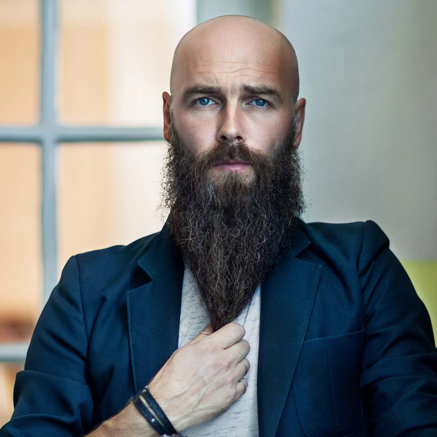 Barbe longue taillée et mise en forme, contours dessinés sur les joues
